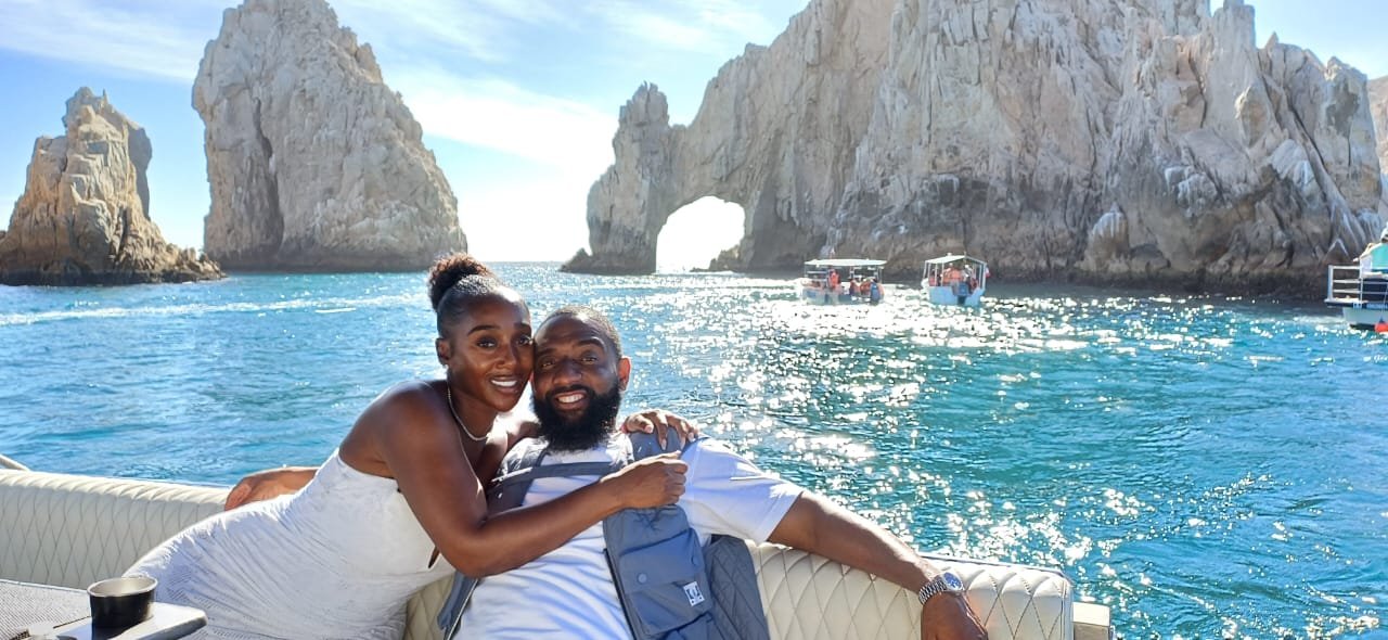 Couple on a luxury yacht cruise to the Arch in Cabo